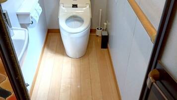 浴槽、ヘアドライヤー、洗浄機付トイレ、タオル