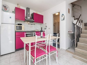 Huoneisto (Duplex Two Bedroom Apartment with Ter) | Yksityinen keittiö | Jääkaappi