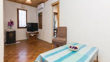 Apartment (One Bedroom Apartment with Terrace) | Dining room