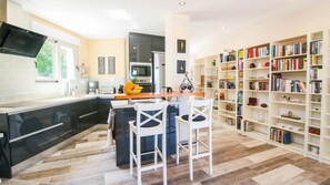 Een koelkast, een microgolfoven, een oven, een kookplaat