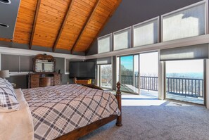 4 bedrooms, desk, free WiFi, bed sheets