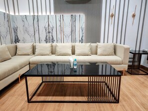 Presidential Room, Balcony, Lake View | Living area