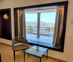 ラグジュアリー ルーム バルコニー レイクビュー | 高級寝具、セーフティボックス (室内)、客室ごとに異なる装飾、客室ごとに異なるインテリア