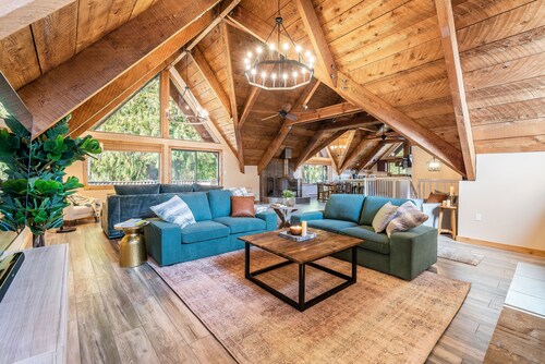 Cabin on Peaceful creek w/ hot tub, sauna, firepit- minutes from Hurricane Ridge