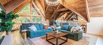 Cabin on Peaceful creek w/ hot tub, sauna, firepit- minutes from Hurricane Ridge