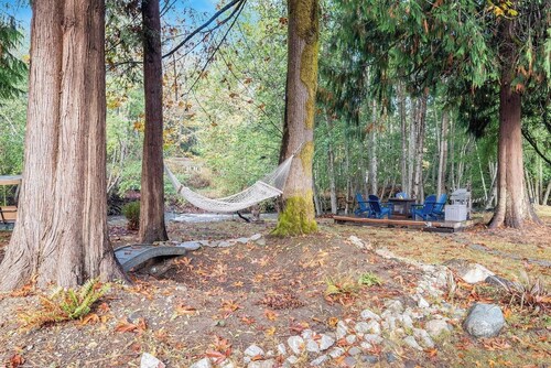 Creekside Retreat Near Olympic NP: Hot Tub, Sauna and Firepit