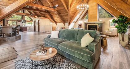 Cabin on Peaceful creek w/ hot tub, sauna, firepit- minutes from Hurricane Ridge