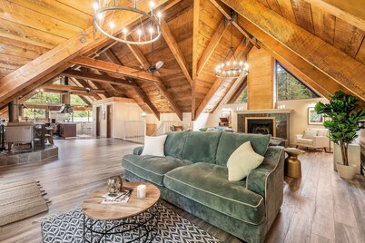 Cabin on Peaceful creek w/ hot tub, sauna, firepit- minutes from Hurricane Ridge