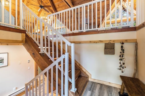 Creekside Retreat Near Olympic NP: Hot Tub, Sauna and Firepit