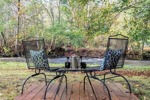 Terrace/patio - Creekside Retreat Near Olympic NP: Hot Tub, Sauna and Firepit (Port Angeles)