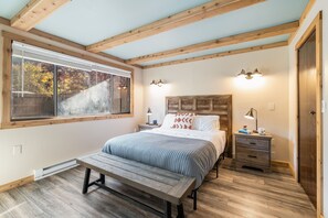 3 bedrooms, desk, iron/ironing board, travel cot - Cabin on Peaceful creek w/ hot tub, sauna, firepit- minutes from Hurricane Ridge (Port Angeles)