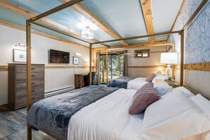 Desk, iron/ironing board, travel cot, free WiFi - Creekside Retreat Near Olympic NP: Hot Tub, Sauna and Firepit (Port Angeles)