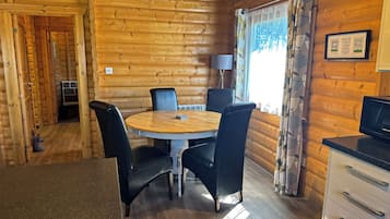 Comfort Cabin, 2 Bedrooms, Hot Tub, Garden View | Dining room