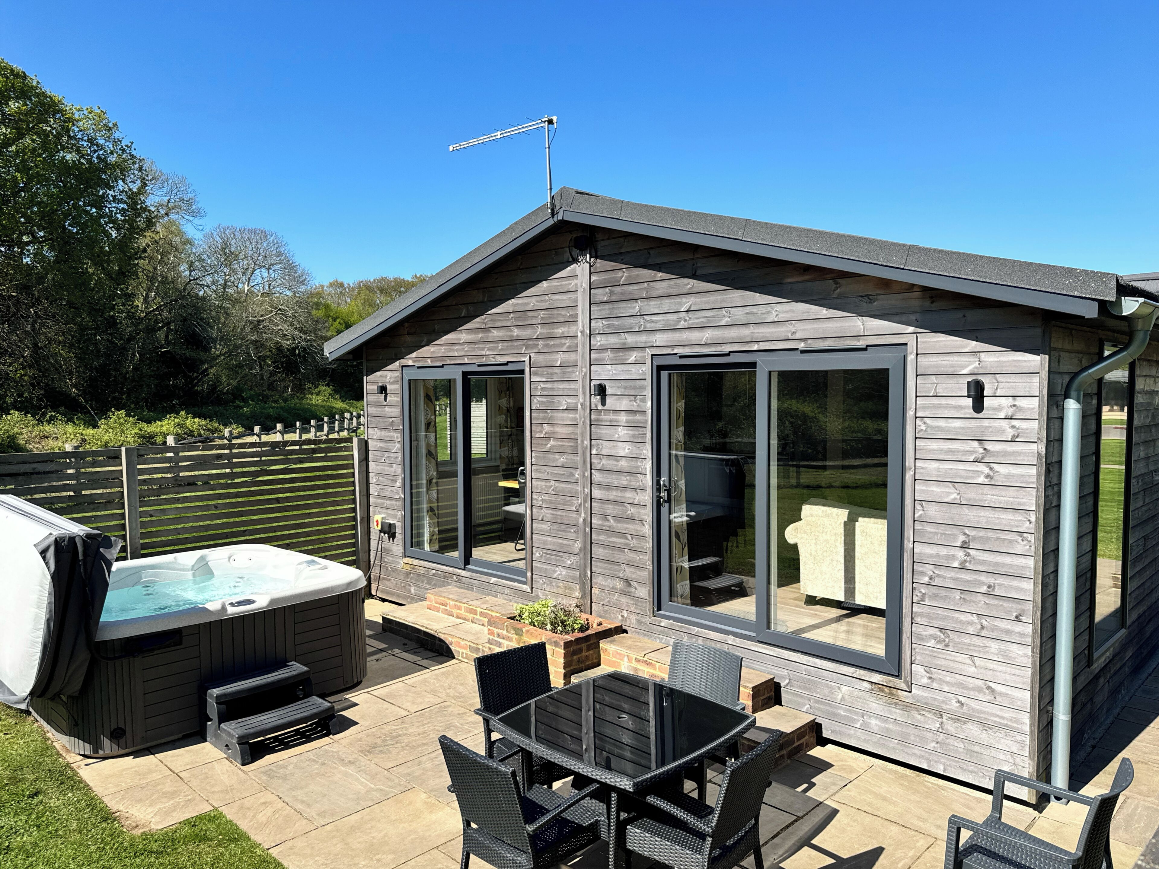 Cabana superluxo, 3 quartos, banheira de imersão, no jardim (Luxury Cabin - Pet Friendly) | Terraço/pátio