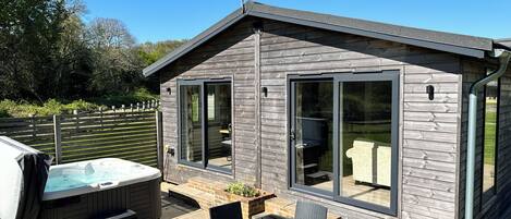 Cabana superluxo, 3 quartos, banheira de imersão, no jardim (Luxury Cabin - Pet Friendly) | Terraço/pátio