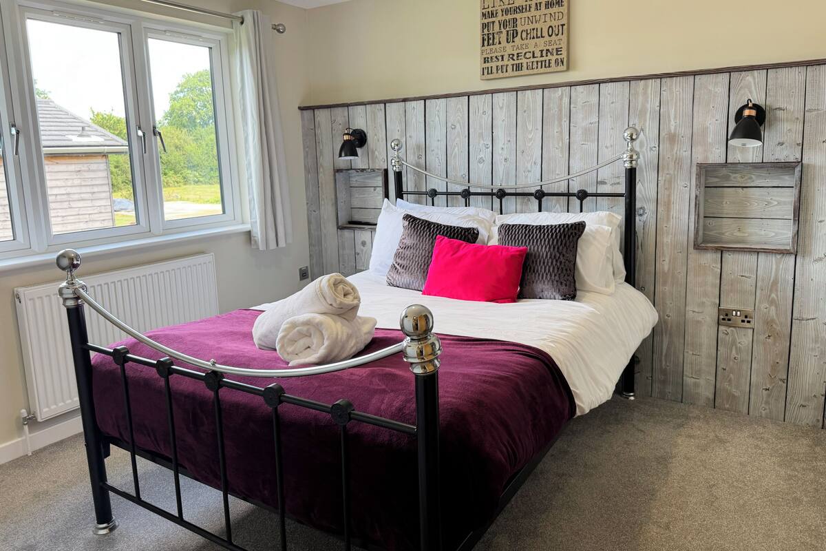 Premium bedding, WiFi (free), bed sheets