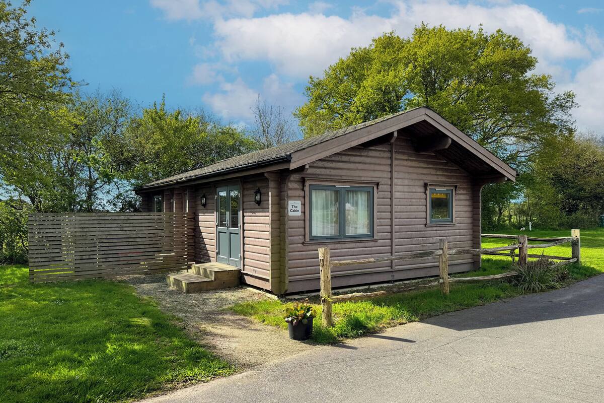 Comfort Cabin, 2 Bedrooms, Hot Tub, Garden View | Garden view
