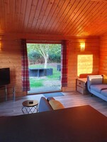 Comfort Cabin, 2 Bedrooms, Garden View | Living area
