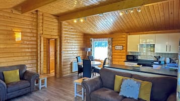 Comfort Cabin, 2 Bedrooms, Hot Tub, Garden View | Living room | 32-inch LCD TV with cable channels, DVD player