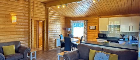Comfort Cabin, 2 Bedrooms, Hot Tub, Garden View | Living room