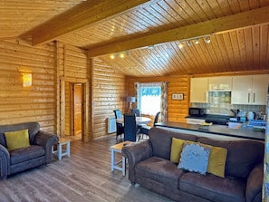 Comfort Cabin, 2 Bedrooms, Hot Tub, Garden View | Living room | 32-inch LCD TV with cable channels, DVD player