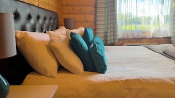 Comfort Cabin, 2 Bedrooms, Hot Tub, Garden View | Premium bedding, free WiFi, bed sheets