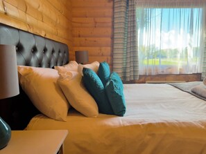 Comfort-Ferienhütte, 2 Schlafzimmer, Whirlpool, Gartenblick