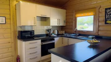 Comfort Cabin, 2 Bedrooms, Hot Tub, Garden View | Private kitchen | Fridge, oven, toaster