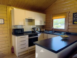 Comfort-Ferienhütte, 2 Schlafzimmer, Whirlpool, Gartenblick | Eigene Küche