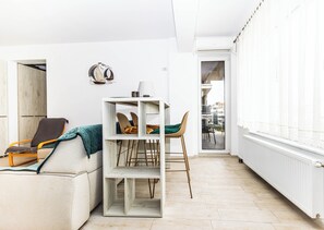 Classic Apartment | Living area | 140-cm Smart TV with cable channels, TV - Apartamente Astoria (Navodari)