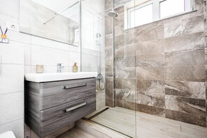 Classic Apartment | Bathroom | Shower, free toiletries, hair dryer, towels