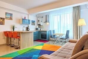 Apartment | Living area | 140-cm Smart TV with cable channels, TV - Apartamente Astoria (Navodari)