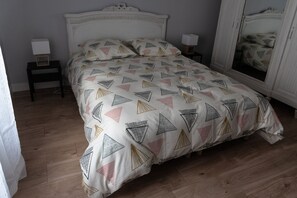 1 chambre, bureau, fer et planche à repasser, Wi-Fi