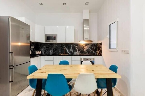 Een koelkast, een microgolfoven, een oven, een kookplaat