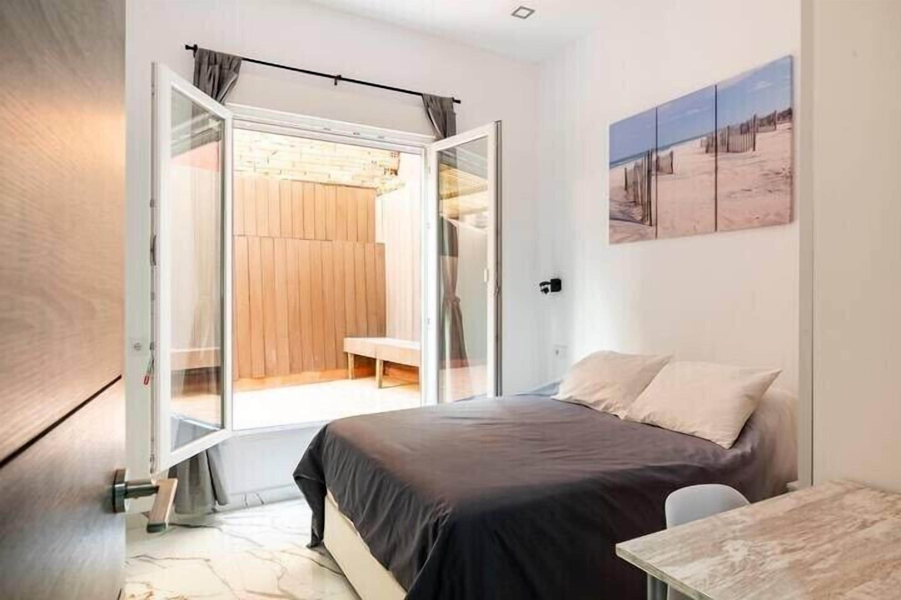 5 bedrooms, desk, iron/ironing board, free WiFi