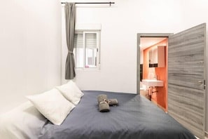 4 slaapkamers, een bureau, een strijkplank/strijkijzer, gratis wifi