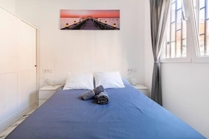 5 Schlafzimmer, Schreibtisch, Bügeleisen/Bügelbrett, kostenloses WLAN