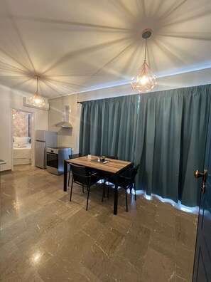 Comfort-Apartment | Wohnbereich | 32-Zoll-Smart-TV mit Kabelempfang, Fernseher, Netflix