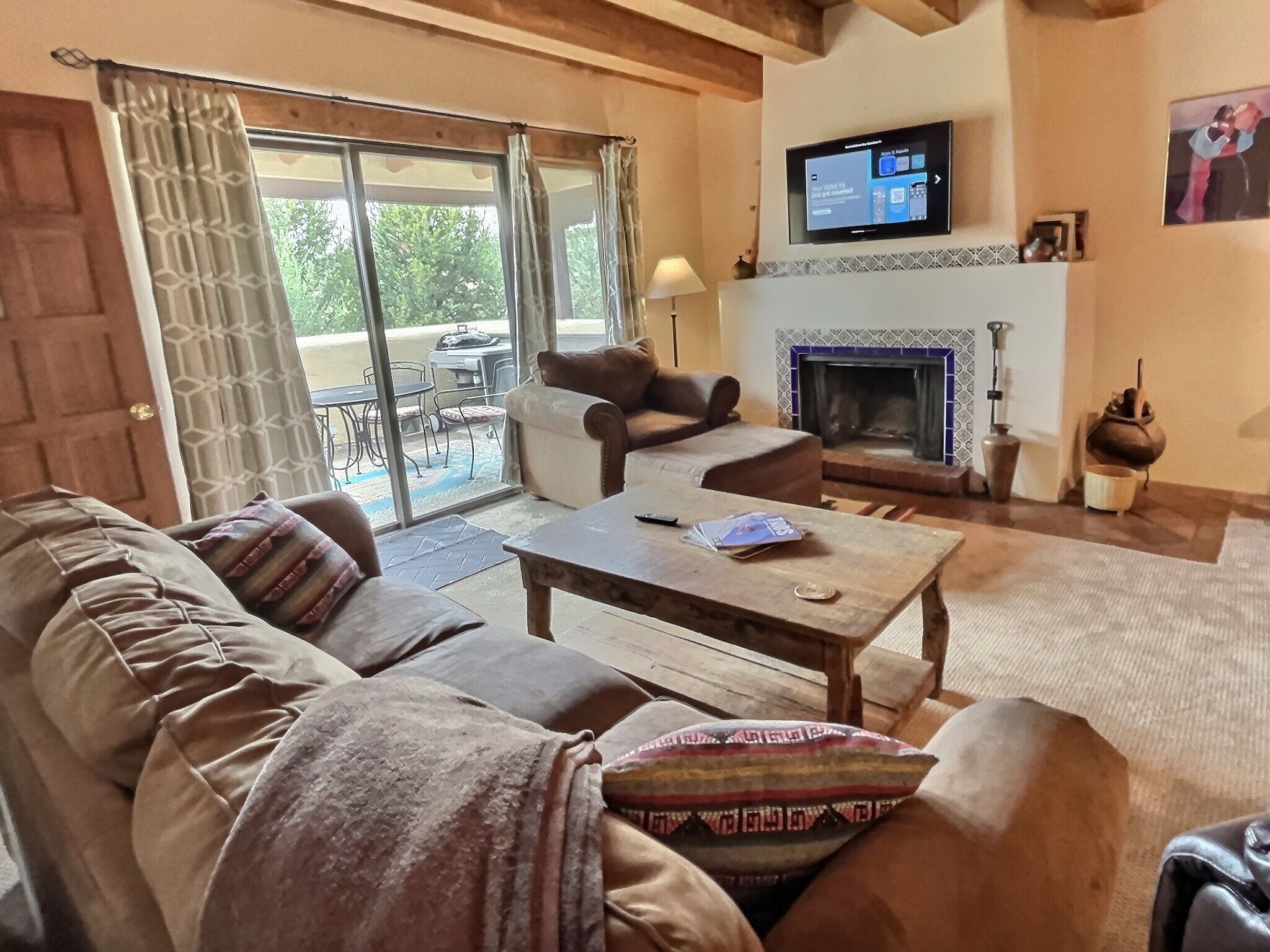 Smart TV, fireplace