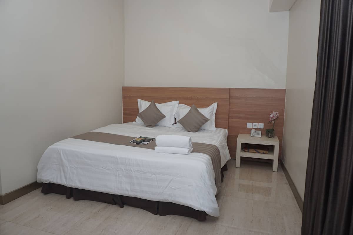 deluxe double room, 1 bedroom | egyptian cotton sheets, premium bedding, desk, laptop workspace