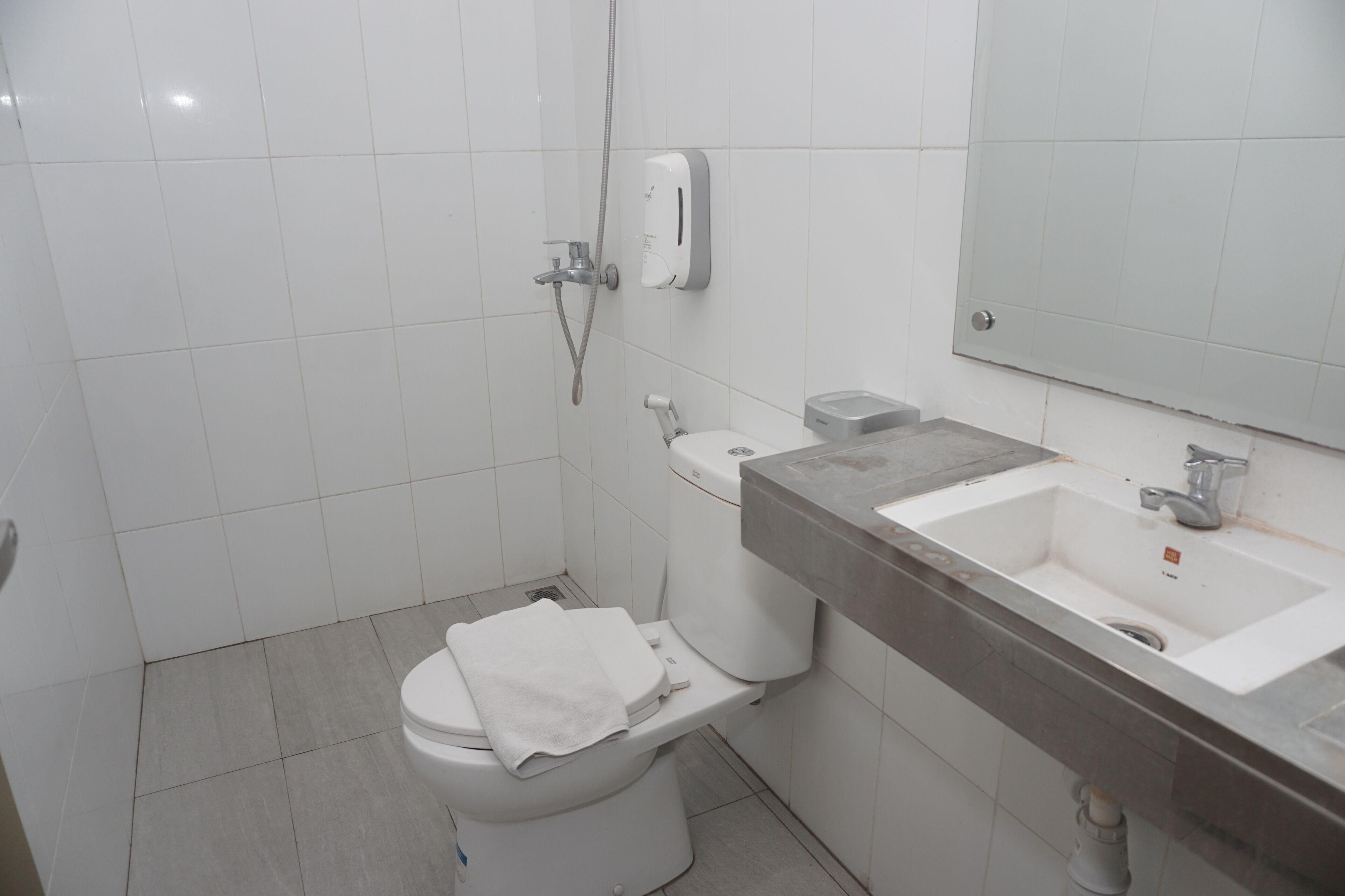 shower, free toiletries, towels, soap