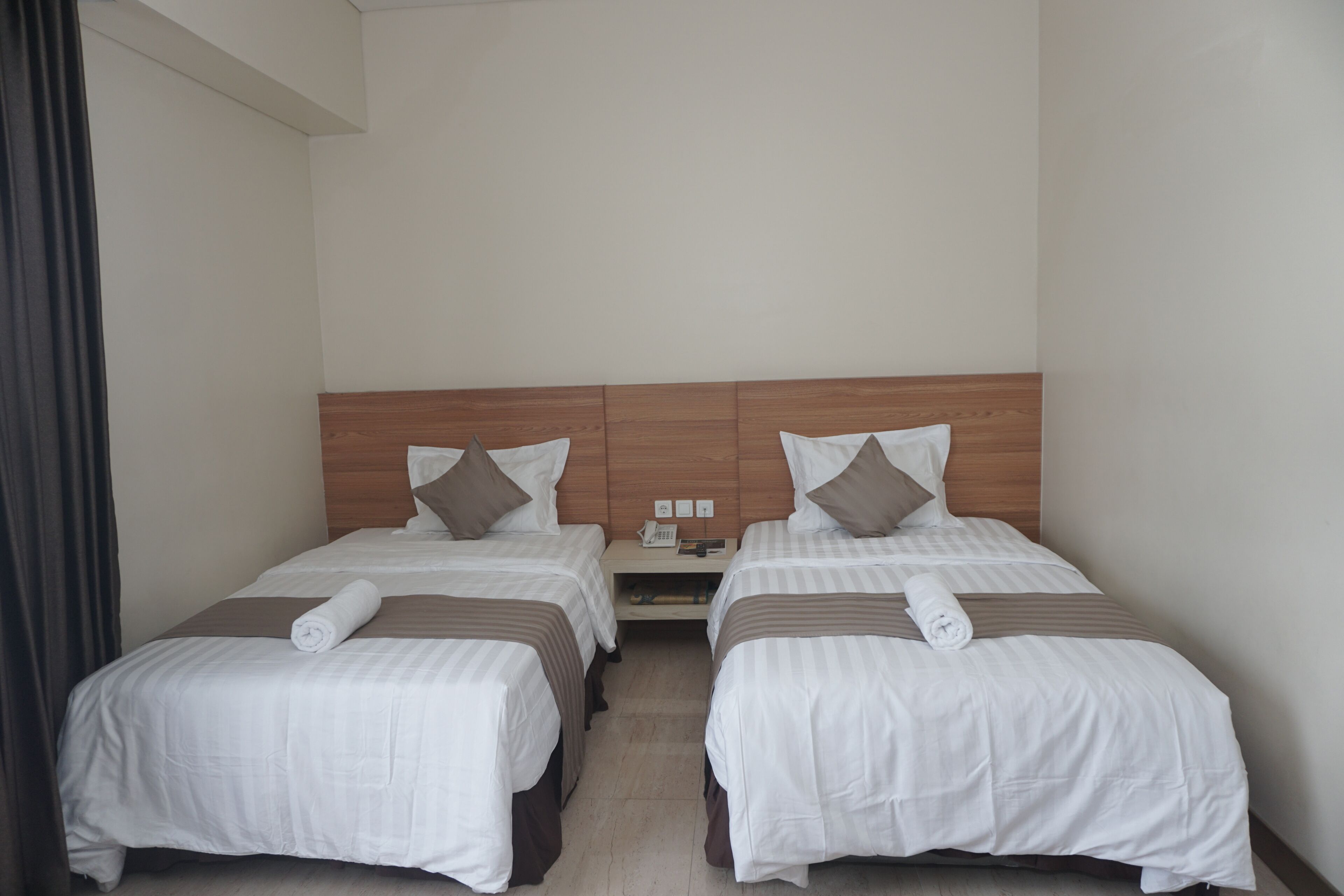 egyptian cotton sheets, premium bedding, desk, laptop workspace