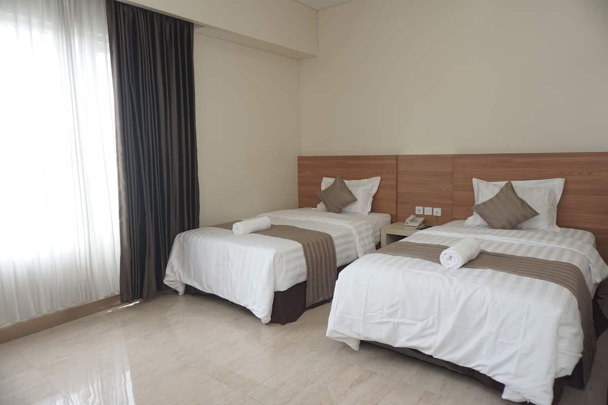 deluxe twin room | egyptian cotton sheets, premium bedding, desk, laptop workspace