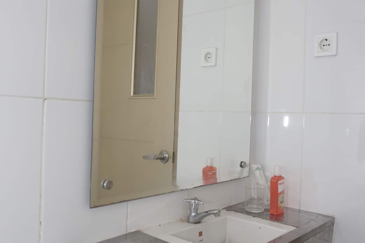 deluxe twin room | bathroom | shower, free toiletries, towels, soap