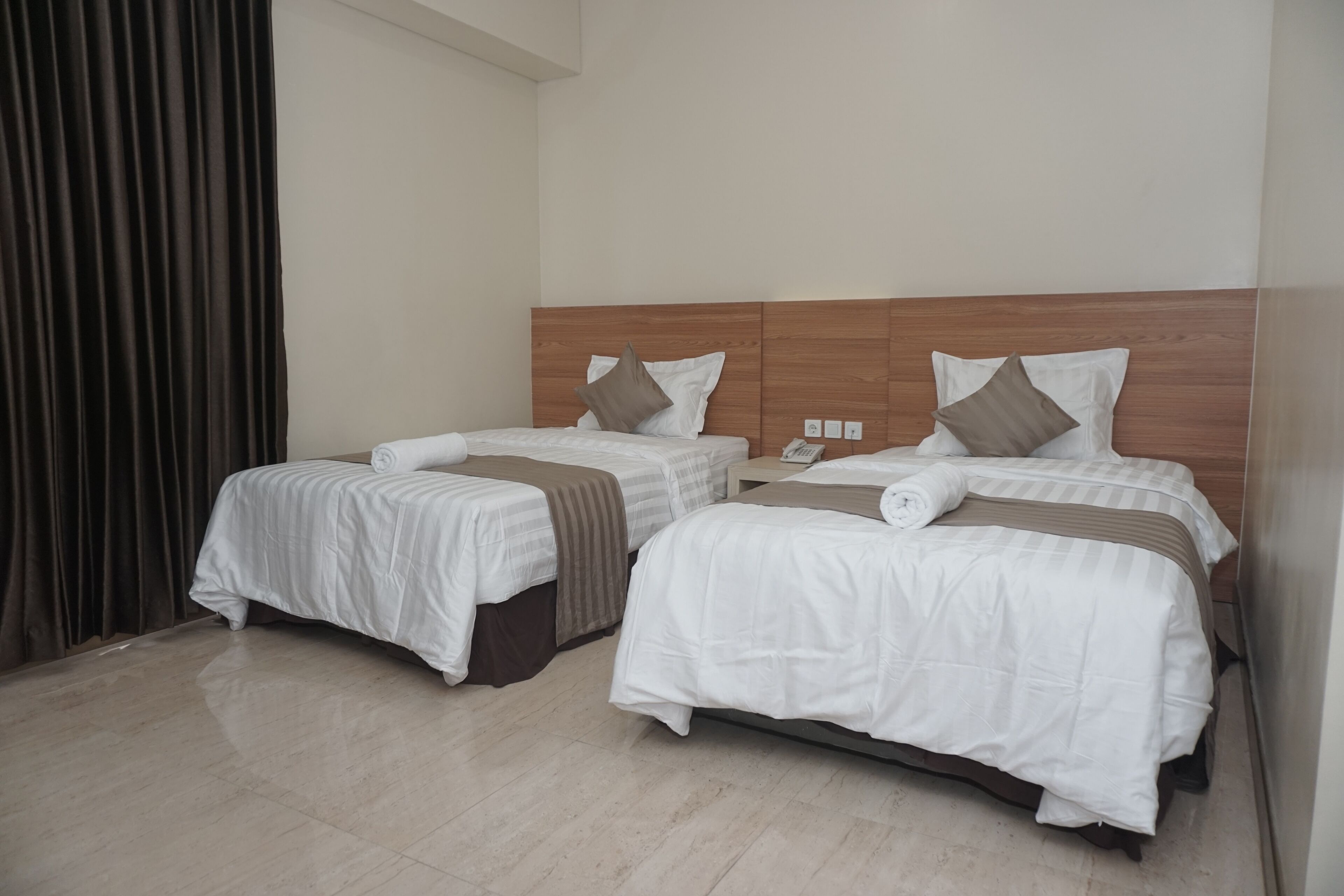 deluxe twin room | egyptian cotton sheets, premium bedding, desk, laptop workspace