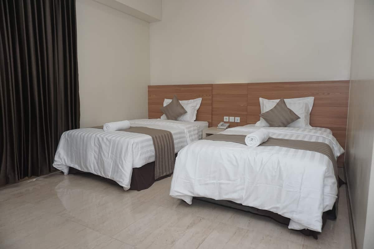 deluxe twin room | egyptian cotton sheets, premium bedding, desk, laptop workspace