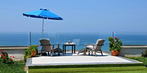 SEASIDE VILLA - HALIKOUNAS with private steps onto the beach