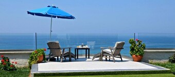 SEASIDE VILLA - HALIKOUNAS with private steps onto the beach