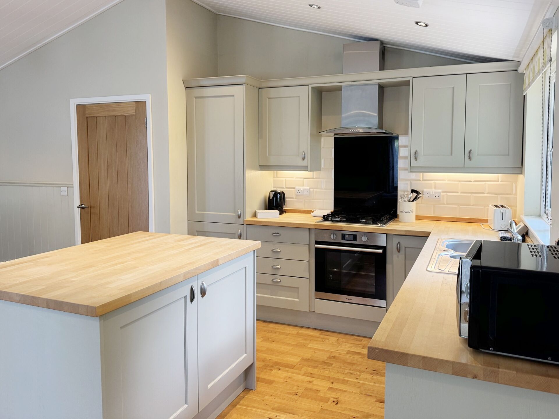 Coffee/tea maker, dining tables