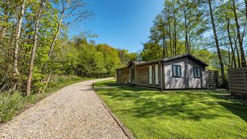 2 bedrooms, premium bedding, free WiFi, bed sheets